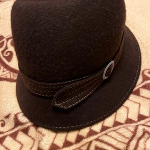 Round button detailed wit a collar on brim (see detail)